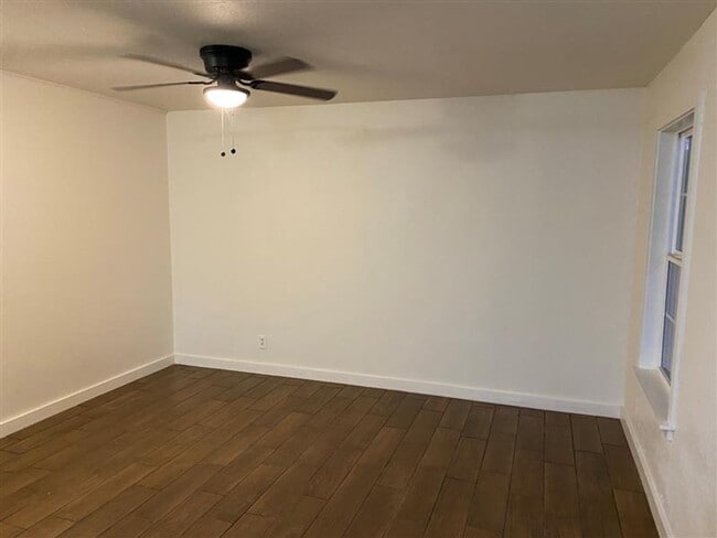 Building Photo - Cute 3/1 home with covered parking and large backyard