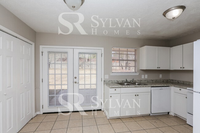 Building Photo - Enjoy one-level living in this 3 bedroom, 2 bathroom ranch-style home