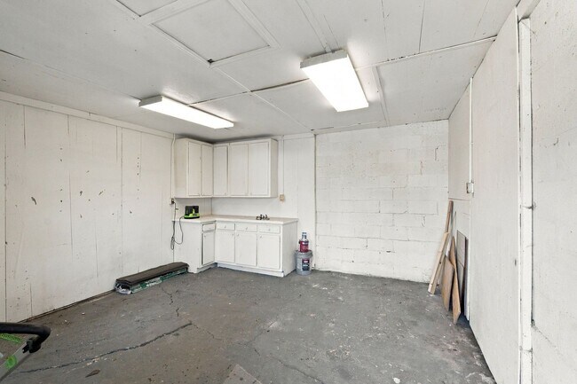 Building Photo - 634 James Ave