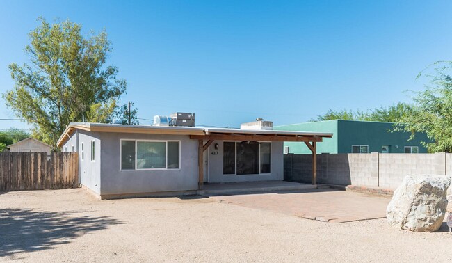 Building Photo - Available for a 10 month lease!! 4 bed, 2 bath less than a mile to campus! Pre-leasing for August...