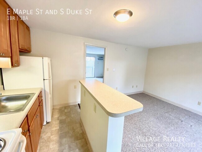 Building Photo - 451 E Maple St