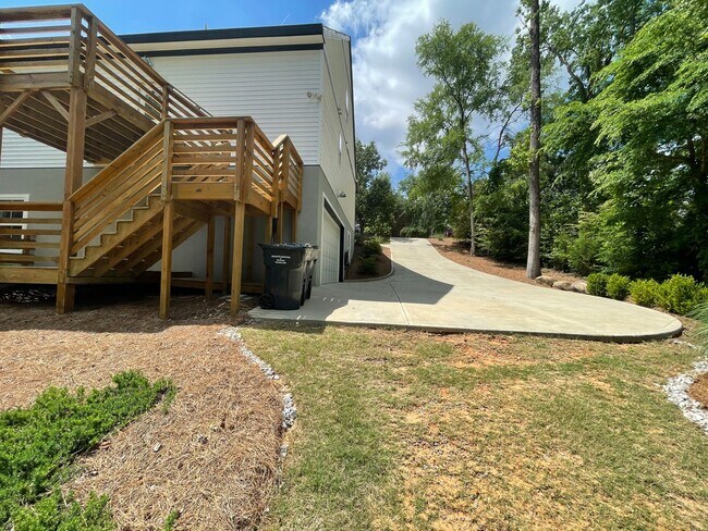 Building Photo - Amazing 5 Bedroom Craftsman-Style Home in Martinez!