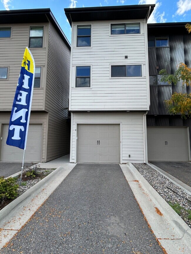 Primary Photo - Upgraded 2 Bed, 1.5 Bath Townhouse with St...