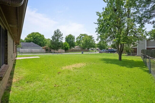 Building Photo - 1028 SE Kinsey Dr