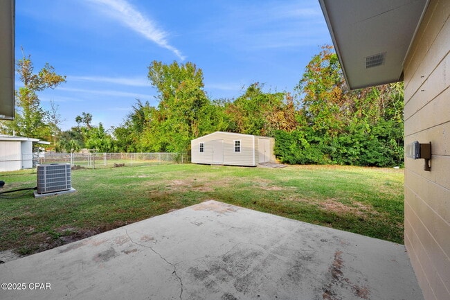 Building Photo - 1528 Oak Ave