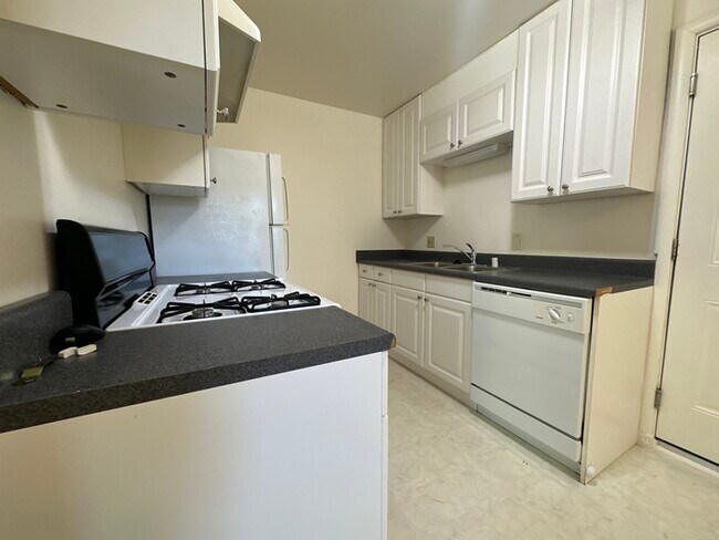 Building Photo - Cute 2 bed/1 bath Duplex in East Sac!!