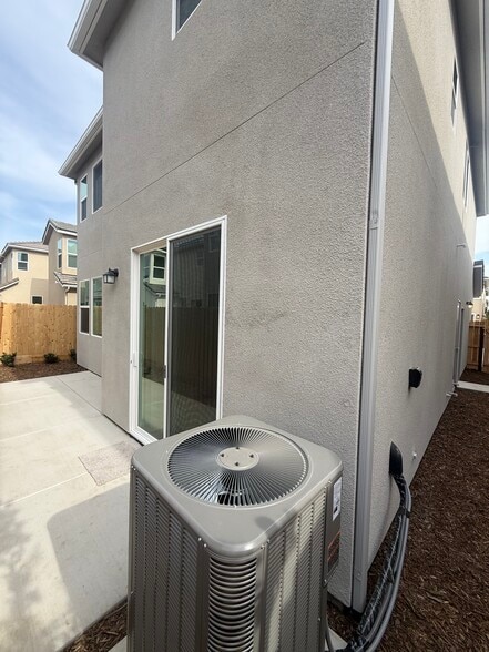 Building Photo - 1519 Redbrick Ln