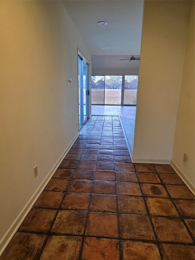 Building Photo - 406 Fox Briar Ln