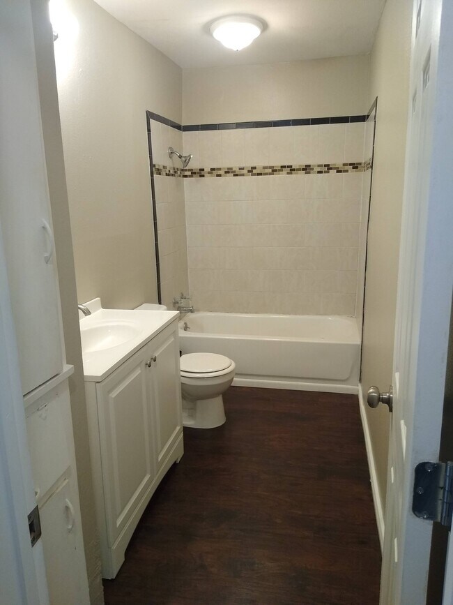 Bright bathroom! - 911 N 23 1/2 St