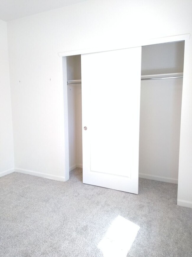 Building Photo - Beautiful and Spacious 3 Bedroom 2 Bath To...
