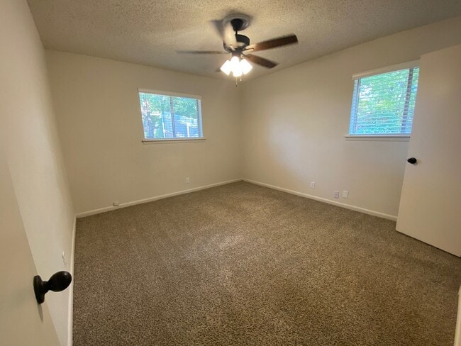 Building Photo - Duplex Homes 3/2/2