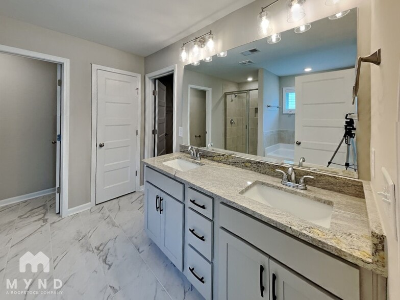 Building Photo - 813 Trestle Crk Ct