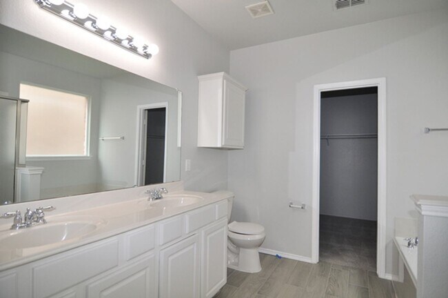 Building Photo - 9020 Brook Hill Ln