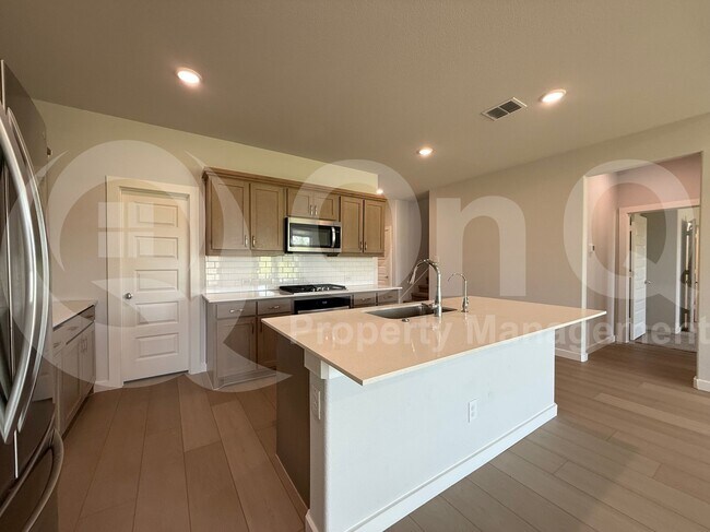 Building Photo - 405 Loganberry Dr