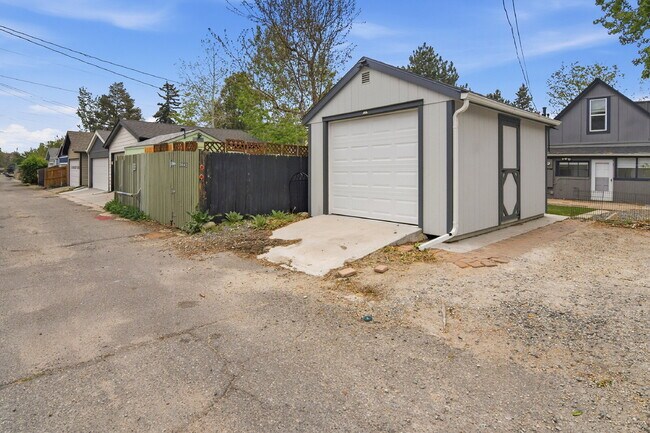 Building Photo - $2,995.95- 3 Bed, 2 Bath Home in Highlands Ranch with In Unit Laundry!