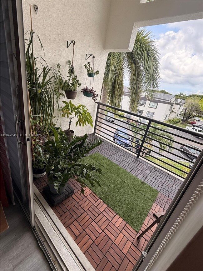 Building Photo - 9731 Fontainebleau Blvd