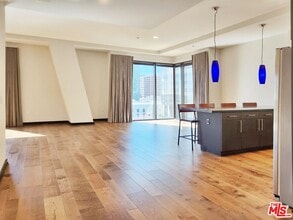 Building Photo - 655 S Hope St