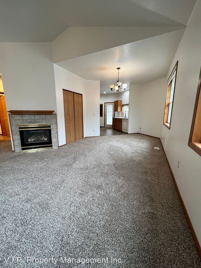 Building Photo - 3 br, 2 bath House - 1228 NE Multnomah Dr.
