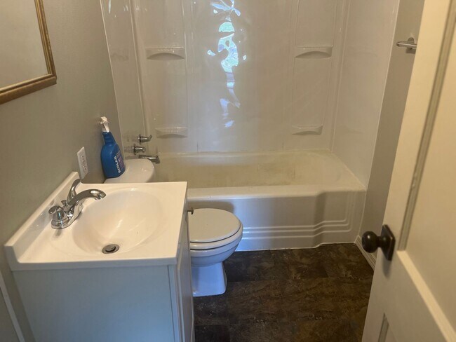 Building Photo - Newly Remodled 3 Bedroom 2 Bath with a Bon...