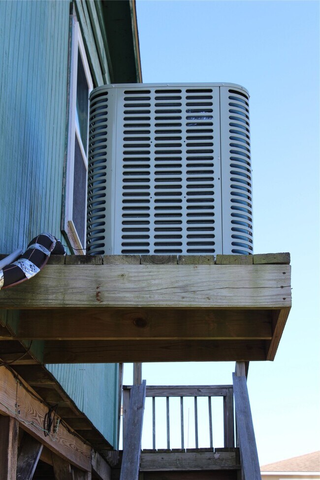 Building Photo - 440 Creek Dr