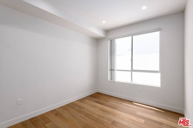 Building Photo - 3726 Kelton Ave