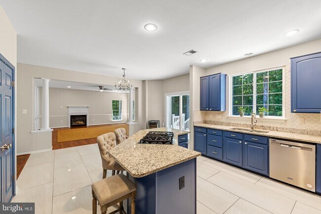 Building Photo - 9201 Golf Ct