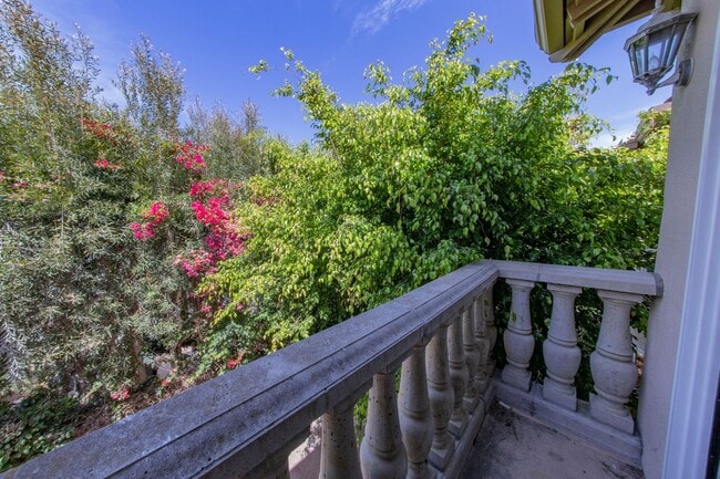 Building Photo - 4BR 2.5BA House in Gated Community of Blackhorse, Across from UCSD with 2 Car Garage & Washer/Dry...