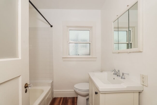 Building Photo - Available 2 Bedroom Home In Redwood Heights!