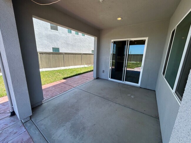 Building Photo - Spacious 4 Bed 2.5 Bath Home in Ellis with Solar!