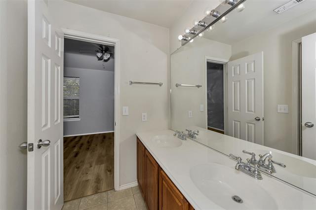 Building Photo - 2428 Kingsley Dr