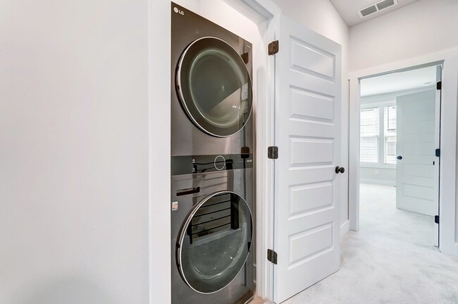 Building Photo - 3 Bedroom Townhome minutes from South End!