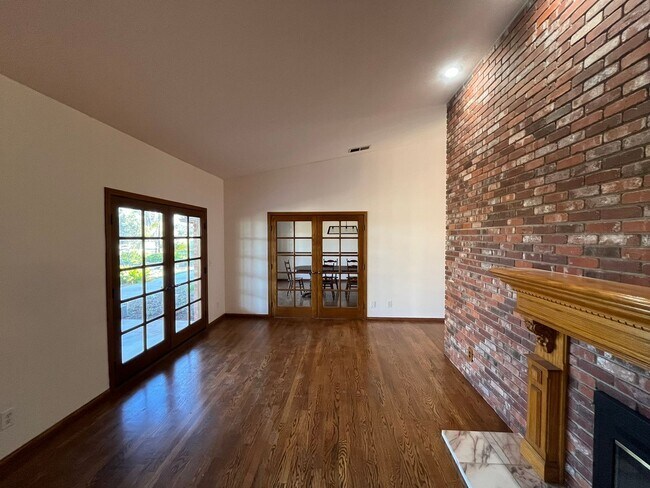 Building Photo - 18655 Oak Ridge Ln