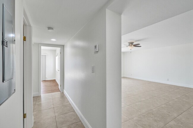 Building Photo - 1717 N Riverside Dr