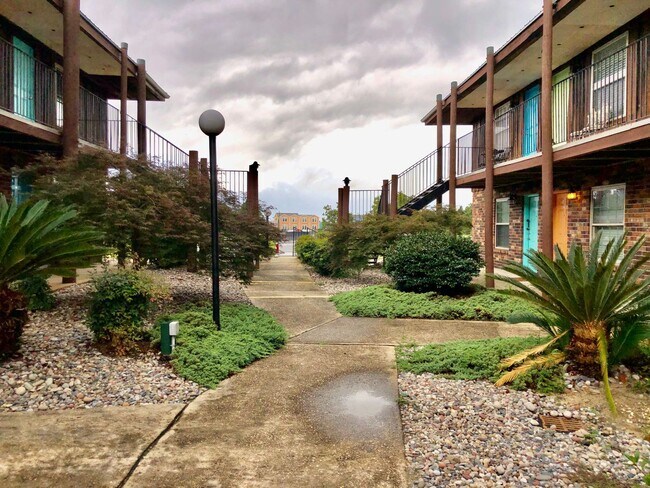 Building Photo - Spacious 1 Bedroom