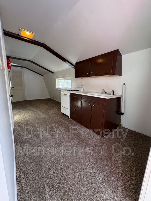 Building Photo - 106 3rd St