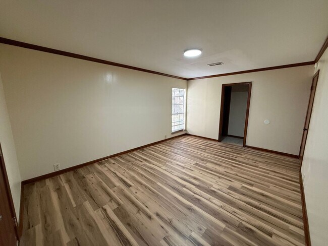 Building Photo - 3BD 2BA FLAT APARTMENT DOWNSTAIRS