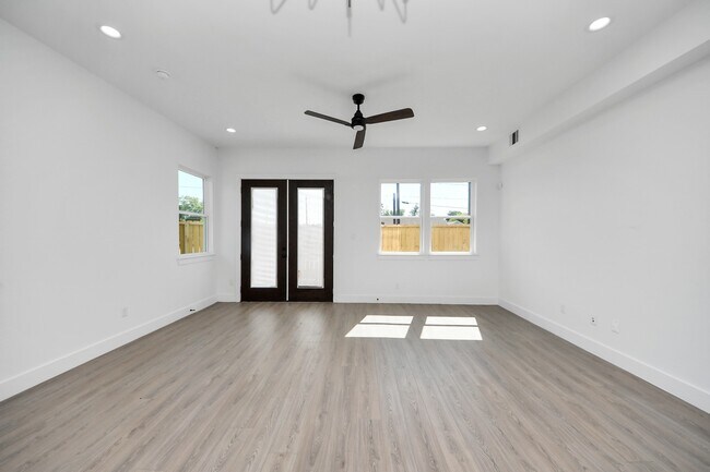 Building Photo - 4133 E Toliver St