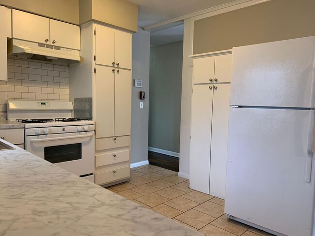 Building Photo - 4 Bedroom 2 Bath Spacious Home