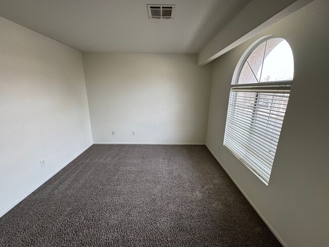 Building Photo - Awesome Three bedroom 2 1/2 townhouse in a gated community