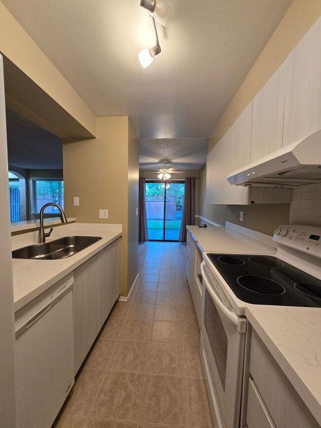 Building Photo - Steilacoom Gardens (HOA), 2 bedroom, 1 bath Townhome Style Condo. $300 off of the 1st full month ...
