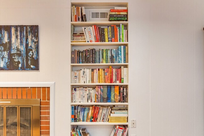 Building Photo - 3177 NE 84th St