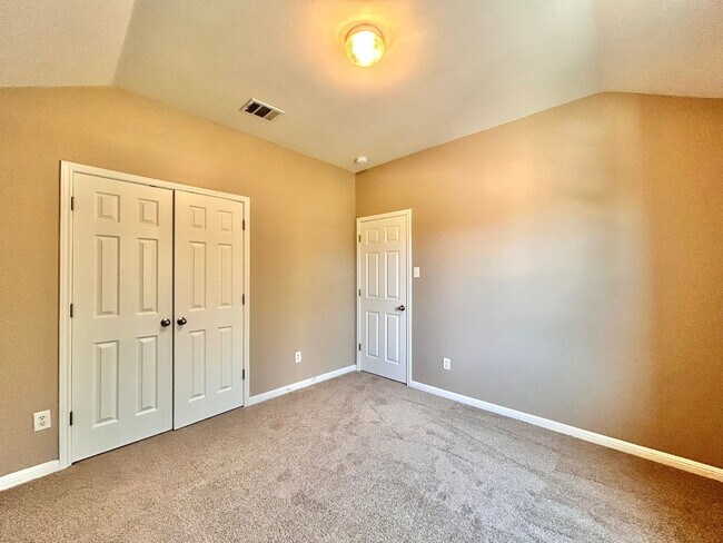 Building Photo - Your Next Home Awaits – Roomy, Bright & Co...
