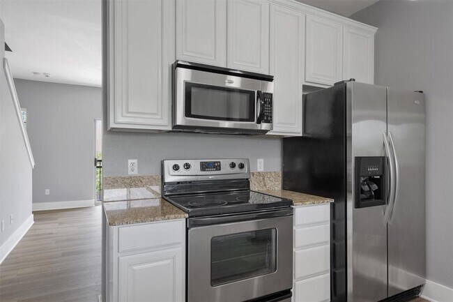 Building Photo - 13420 Lyndhurst St