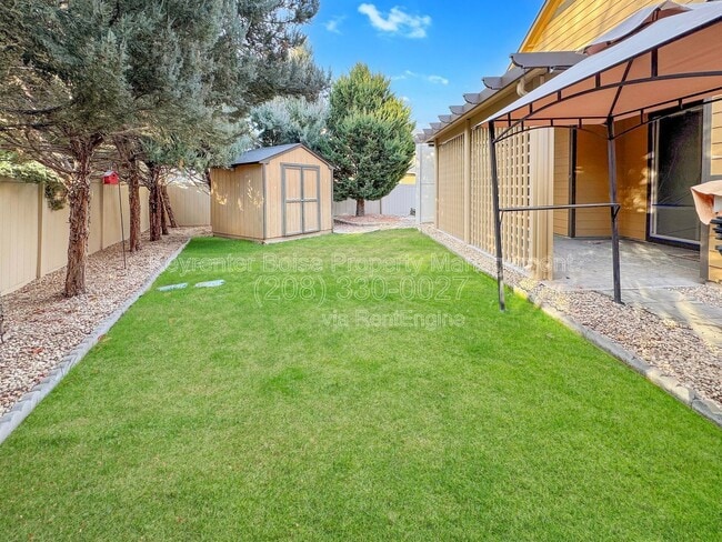 Building Photo - 3349 N Justin Ave