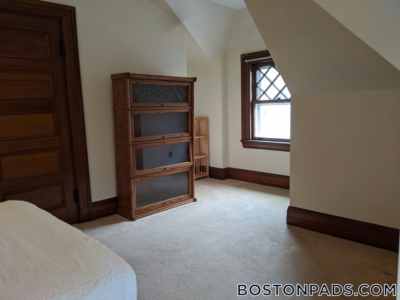 Building Photo - 588 Huron Ave