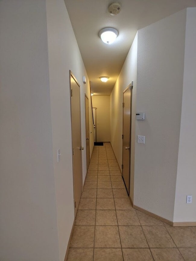 Building Photo - Townhouse, 2BD/1.5BA Condo, Radiant Heat Floors Incl Garage