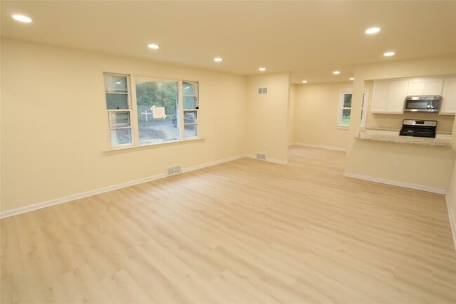 Building Photo - 20 Pineview Rd