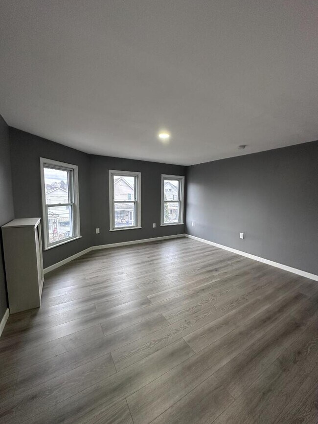 Building Photo - 81 Ashley St