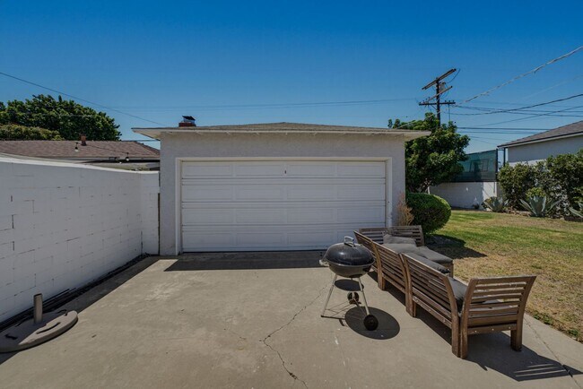 Building Photo - 8339 Kenyon Ave