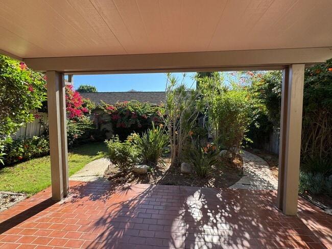 Building Photo - Charming 3Bd/2.5Ba w/Private Yard and New ...